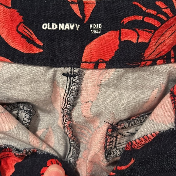 3/$20🎈
Old navy pixie pants - lobster print - Picture 2 of 4